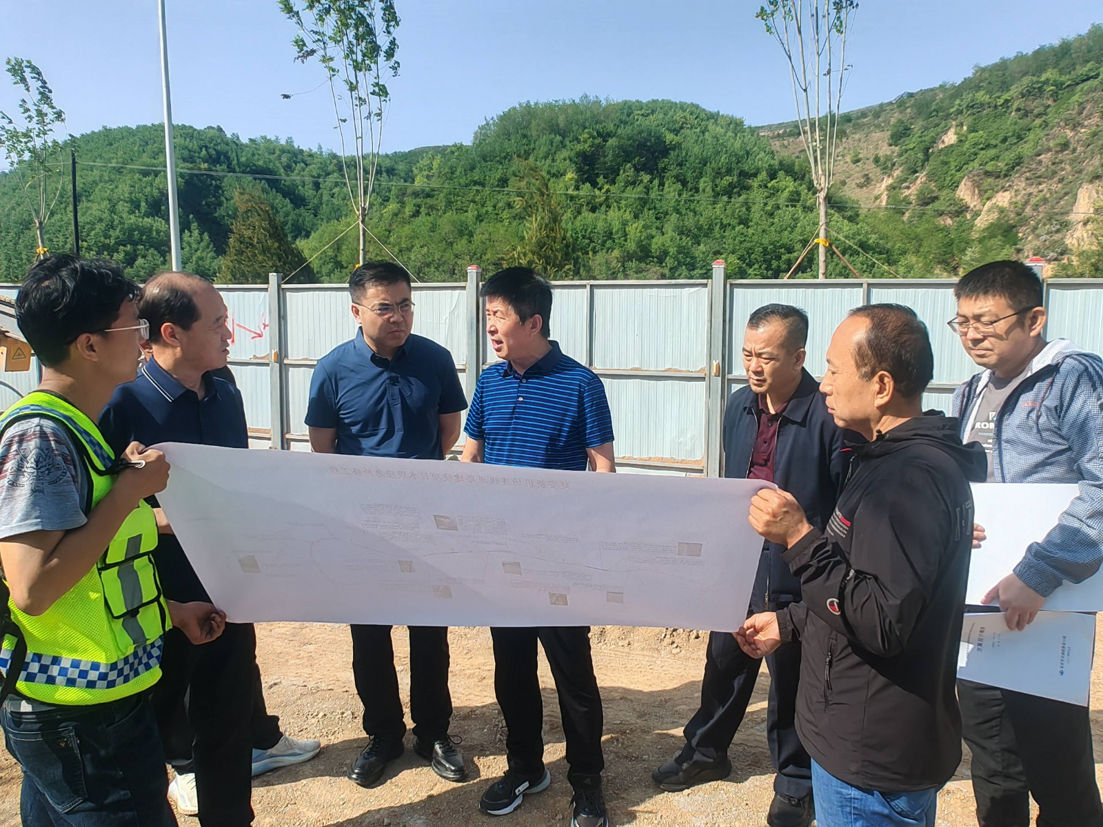 市交運(yùn)局副局長(zhǎng)劉玉東、集團(tuán)公司董事長(zhǎng)蘇東東一行深入延安交投集團(tuán)在建項(xiàng)目調(diào)研督導(dǎo)