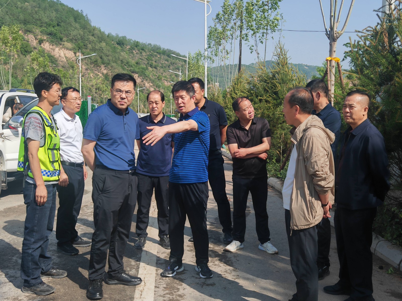 市交運(yùn)局副局長(zhǎng)劉玉東、集團(tuán)公司董事長(zhǎng)蘇東東一行深入延安交投集團(tuán)在建項(xiàng)目調(diào)研督導(dǎo)